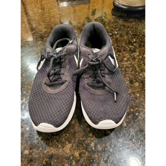 Nike Tanjun Women's Black Running Shoes Size 8 - Picture 1 of 8